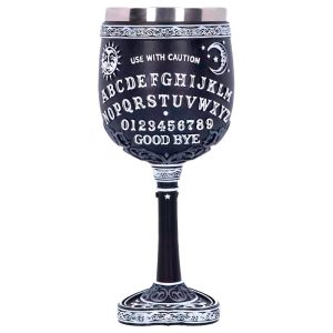 musta spirit board pikari, pikarin toisella puolella osoittimen ja pääkallon kuva ja toisella ouija laudan kirjaimet
